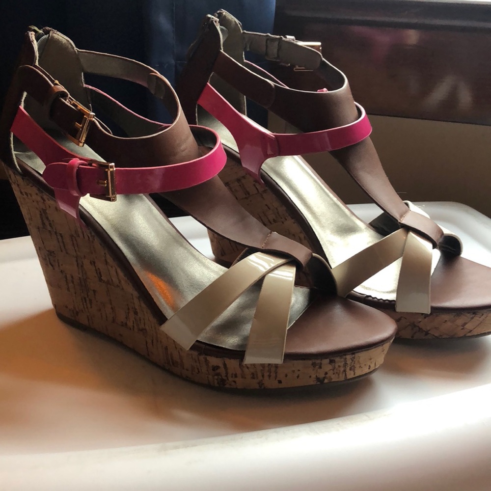 NWOT Intaglie wedge heels